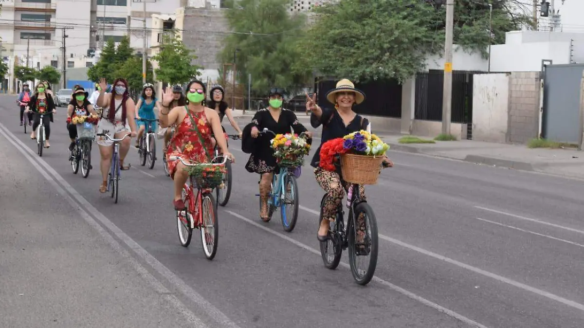 Mujeres en bici colectivo (3)